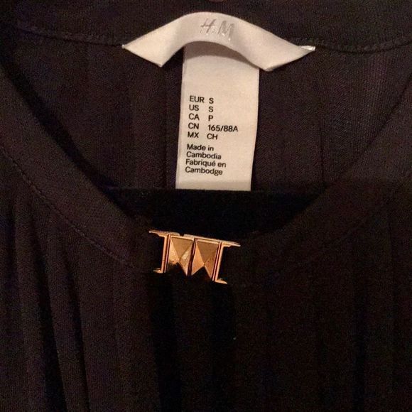 H&M Sleeveless Top Black Low-Cut Sleeveless Tank Size S Gold Front Detail - Picture 4 of 5